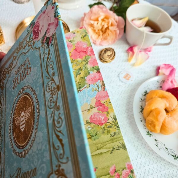 agenda_vintage_bridgerton_abelha_2025_floral_frases_versiculos