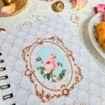 agenda_vintage_bridgerton_abelha_2025_floral_frases_versiculos