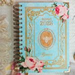 agenda_vintage_bridgerton_abelha_2025_floral_frases_versiculos